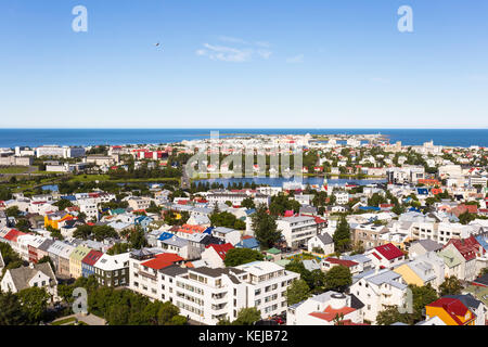 Luftaufnahme des Reykjavik Stadtbild mit der tjornin See im Herzen von Islands Hauptstadt an einem sonnigen Sommertag. Stockfoto