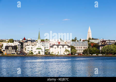 Reykjavik Stadtbild, mit dem Glockenturm der Kirche Hallgrimskirkja, gesehen aus der ganzen tjornin See im Herzen von Islands Hauptstadt auf einem Stockfoto