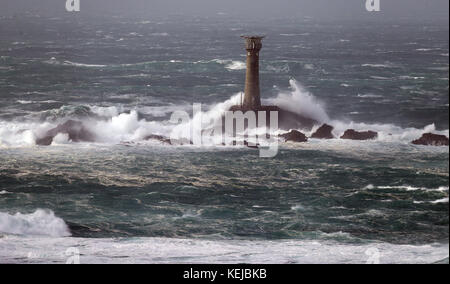 Wellen stürzen um den Leuchtturm von Longships vor Land's End in Cornwall, während Sturm Brian Großbritannien mit Winden von bis zu 70 km/h trifft, die Küstengebiete treffen. Stockfoto