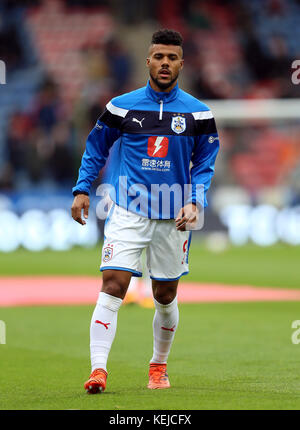 Elias Kachunga von Huddersfield Town erwärmt sich vor dem Premier League-Spiel im John Smith's Stadium, Huddersfield Stockfoto