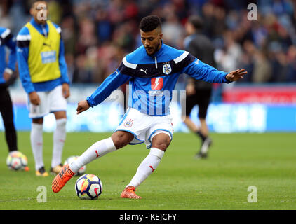 Elias Kachunga von Huddersfield Town erwärmt sich vor dem Premier League-Spiel im John Smith's Stadium, Huddersfield Stockfoto