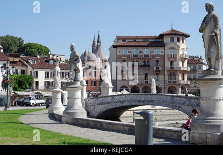 Der Prato della Valle, Padua, Italien, ein großer öffentlicher Raum, einer der größten Stadt und öffentlicher Raum in Europa, Stockfoto