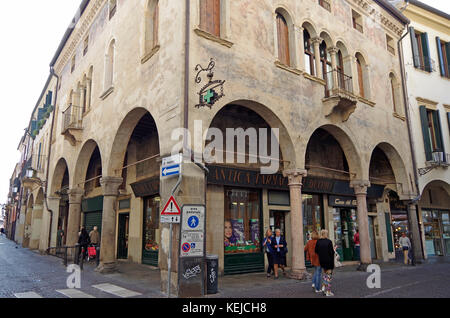 Kleine venezianische Palazzo, palazetto, auf einer Straße Ecke im Zentrum von Padua, Italien, Stockfoto