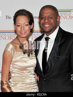 Forest Whitaker und seine Frau Keisha kommen am Samstag, 4. Dezember 2010, zum formellen Künstlerabendessen im US-Außenministerium in Washington, D.C. an. Kredit: Ron Sachs / CNP / MediaPunch Stockfoto