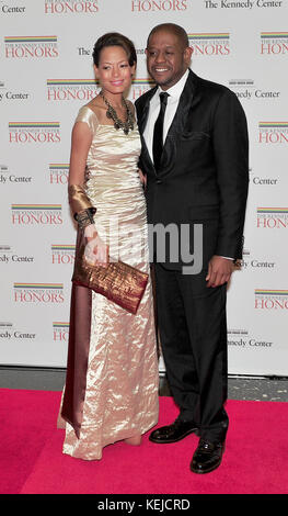 Forest Whitaker und seine Frau Keisha kommen am Samstag, 4. Dezember 2010, zum formellen Künstlerabendessen im US-Außenministerium in Washington, D.C. an. Kredit: Ron Sachs / CNP / MediaPunch Stockfoto