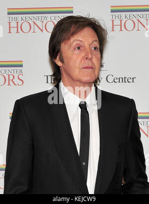 Sir Paul McCartney, einer der Honoratioren des Kennedy Center 2010, trifft am Samstag, den 4. Dezember 2010, zum formellen Künstlerabendessen im Außenministerium der Vereinigten Staaten in Washington, D.C. ein. Kredit: Ron Sachs / CNP / MediaPunch Stockfoto