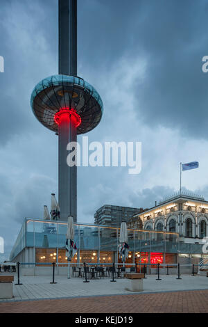 Nacht fällt bei i360 Tower auf der Küste von Brighton, East Sussex, England. Stockfoto