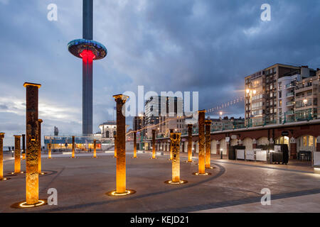 Am Abend direkt an der Meeresküste von Brighton, East Sussex, England. i360 Tower in der Ferne. Stockfoto