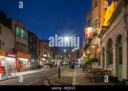 Nacht fällt in Brighton City Centre, East Sussex, England. Stockfoto