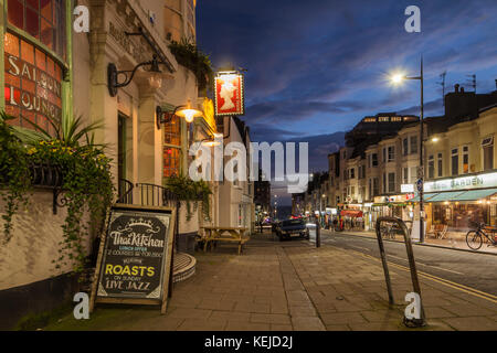 Die Nacht auf einer Straße in Brighton City Centre, East Sussex, England. Stockfoto