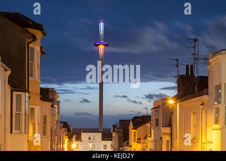 Nacht fällt in Brighton City Centre, East Sussex, England. i360 Tower in der Ferne. Stockfoto