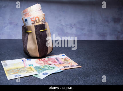 Euro-banknoten gefüllt in die alte Tasche Stockfoto