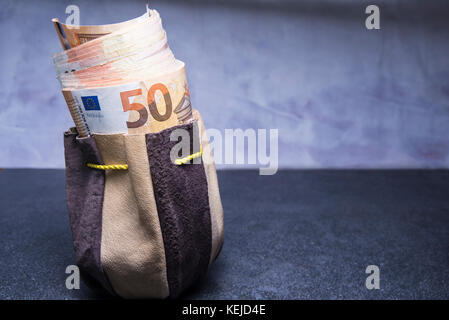 Alte Tasche gefüllt mit fünfzig Euro-Banknoten Stockfoto