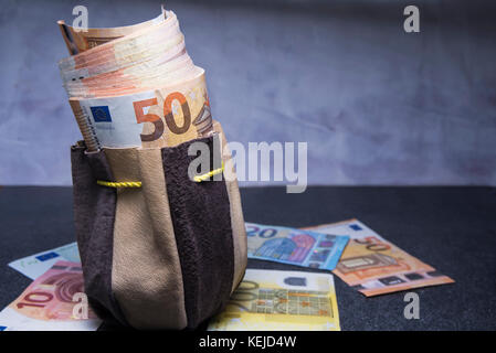 50 Euro in der Tasche und Scheine auf den Tisch. Stockfoto