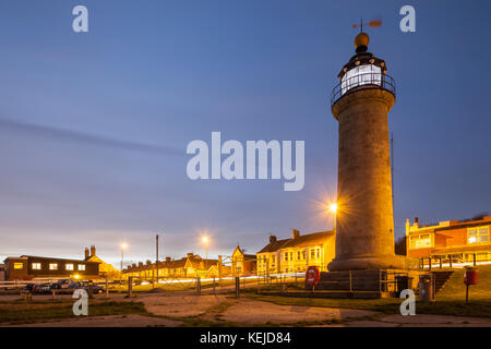 Nacht fällt bei Kingston Leuchtturm in Shoreham-by-Sea, West Sussex, England. Stockfoto