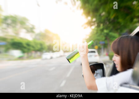 Betrunkene Frau fahren und halten Bier Flasche draußen ein Auto Stockfoto