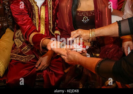 Die Braut und der Bräutigam zu sein, in einer jüdischen marokkanischen, henna Zeremonie der Hina, auch Henna, Zeremonie, der Tag der Hochzeit fährt. In dieser feierlichen Zeremonie, nat Stockfoto