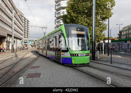 Croydon Variobahn Tram Nr. 2556 am East Croydon. Stockfoto