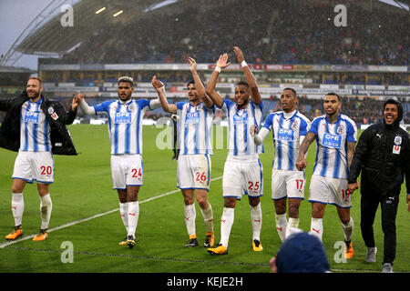 Laurent Depoitre, Steve Mounie, Christopher Schindler, Mathias Jorgensen, Rajiv van La Parra, Danny Williams und Elias Kachunga feiern ihren Sieg nach dem Premier League-Spiel im John Smith's Stadium Huddersfield. Stockfoto