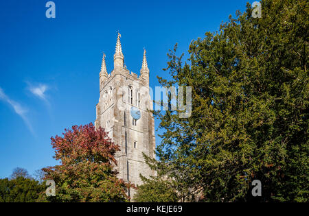 St. Mildred's Parish Church, eine mittelalterliche Kirche mit einer imposanten Turm in Tenterden, Kent, Südosten, England, Grossbritannien auf einem hellen, sonnigen Herbsttag Stockfoto