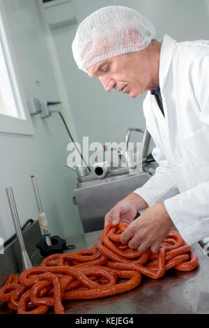 Fleisch-Packer Würstchen machen Stockfoto