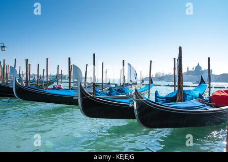 Nahaufnahme der vielen Gondeln auf dem Canal Grande in Venedig ausgerichtet, mit ihren schönen Silber Tribüne und Blau. Stockfoto