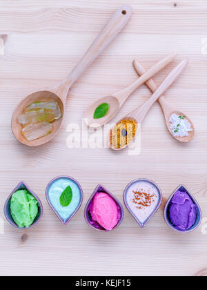 Alternative Pflege und hausgemachte Scrubs scrubs Lavendel, Erdbeere scrubs, Avocado-, Mandel- und scrubs Scrubs mit Meersalz und Aloe vera auf Holz- t Stockfoto