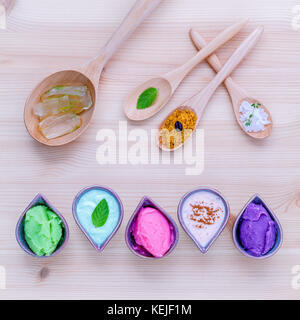 Alternative Pflege und hausgemachte Scrubs scrubs Lavendel, Erdbeere scrubs, Avocado-, Mandel- und scrubs Scrubs mit Meersalz und Aloe vera auf Holz- t Stockfoto