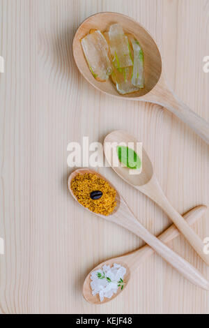 Alternative Pflege und hausgemachte scrubs Aloe vera und Meersalz in Holzlöffel auf hölzernen Tisch gesetzt. Stockfoto
