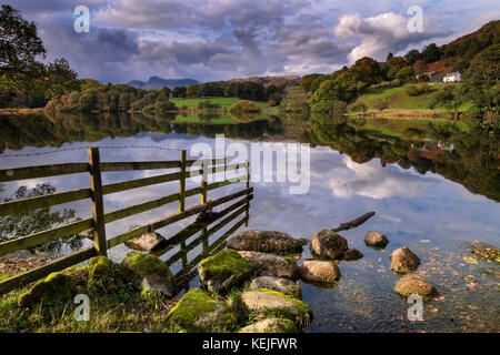 Loughrigg Tarn und Langdale Pikes im Herbst, Nationalpark Lake District, Cumbria, England, Großbritannien Stockfoto