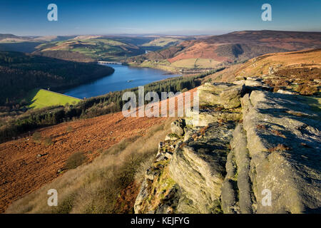 Ladybower Reservoir von Bamford Kante, Nationalpark Peak District, Derbyshire, England, Großbritannien Stockfoto