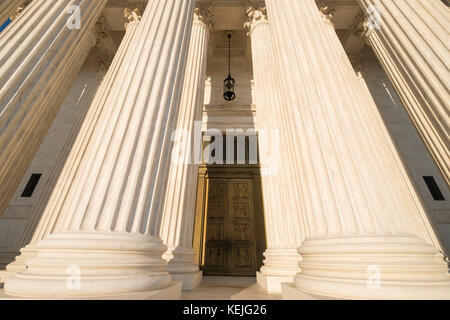 Main Türen und Eingang Säulen an das Oberste Gericht der USA Gebäude, Capitol Hill, Washington DC, USA Stockfoto