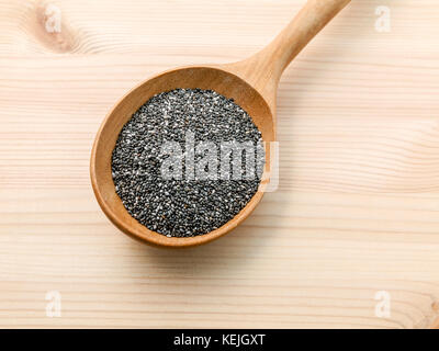 Nahrhafte Chia Samen in hölzernen Löffel für Ernährung Lebensmittel Zutaten. Stockfoto
