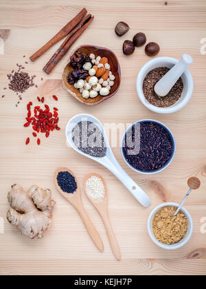 Körperpflege und Gesundheit super Auswahl an Speisen mit Zuschlag Pulvern in Schüsseln und Löffel setup auf Holz- Hintergrund. Stockfoto