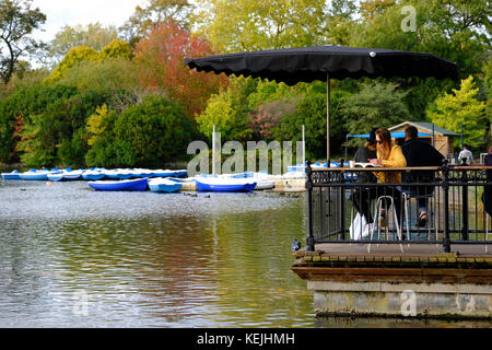 Pavillon Cafe am See zum Bootfahren, Victoria Park, Hackney, London, Vereinigtes Königreich Stockfoto