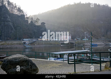 Malerischer Blick auf den Tschechischen Hrensko Dorf auf Elbe Bank von der Fähre in der Nähe von Bahnhof Schona auf deutscher Seite und im frühen Winter. Stockfoto