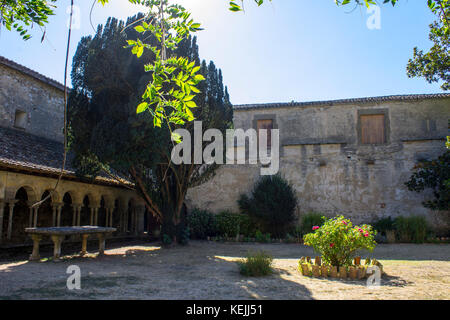 Die Abbaye sainte-marie de Villelongue, eine ehemalige Benediktinerabtei in Saint-martin-le-Vieil, Südfrankreich. Stockfoto