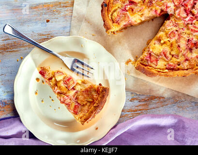 Hausgemachte Kuchen mit Rhabarber und Vanillepudding auf hölzernen Tisch Stockfoto