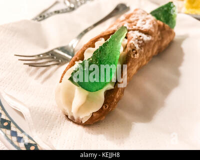 Nahaufnahme der sizilianischem cannolo auf weißem Hintergrund, traditionelle italienische Dessert mit Ricotta Stockfoto