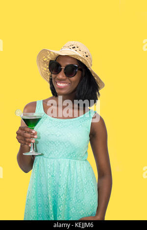 Frau in Strohhut holding Martini Stockfoto