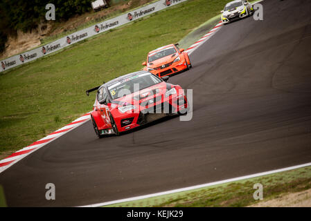 Vallelunga, Italien, 24. September 2017. Touring Seat Leon Rennwagen in Aktion am Anschluss mit anderen Autos im Hintergrund während des Rennens Stockfoto