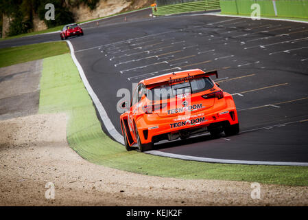 Vallelunga, Italien, 24. September 2017. Touring Opel Astra Rennwagen in Aktion am Anschluss während des Rennens, Ansicht von hinten einbiegen. Stockfoto