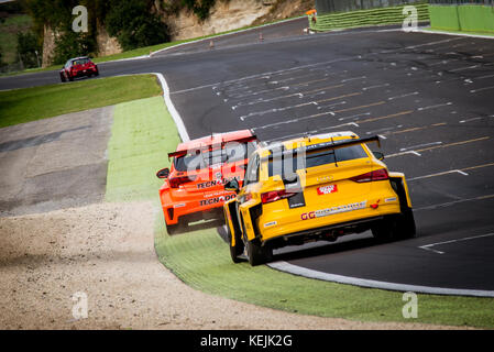 Vallelunga, Italien, 24. September 2017. Touring Audi RS 3 und Opel Astra Rennwagen in Aktion am Anschluss während des Rennens, Rückansicht einbiegen. Stockfoto