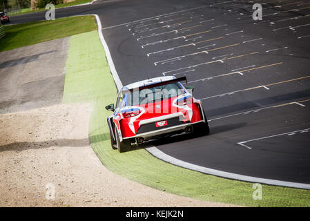 Vallelunga, Italien, 24. September 2017. Touring Seat Leon Rennwagen in Aktion am Anschluss hinten einbiegen. Stockfoto