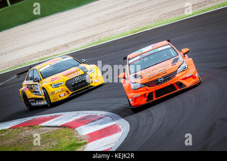 Vallelunga, Italien, 24. September 2017. Touring Audi RS 3 und Opel Astra Rennwagen in Aktion am Anschluss während des Rennens closeup auf schalten Stockfoto