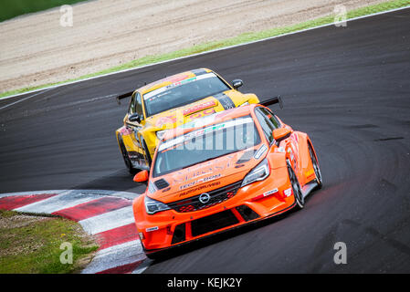 Vallelunga, Italien, 24. September 2017. Touring Audi RS 3 und Opel Astra Rennwagen in Aktion am Anschluss während des Rennens closeup auf schalten Stockfoto