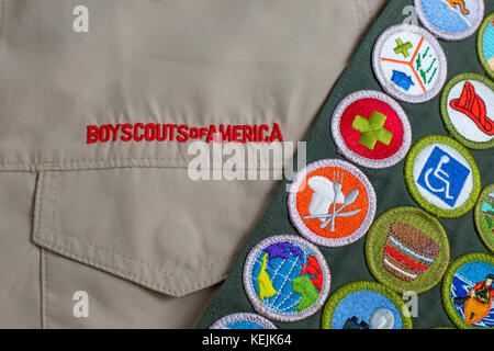 SAINT LOUIS, USA - 16. OKTOBER 2017: Boy Scouts of America (BSA) Einheitliche t-shirt und Merit badge Schärpe Stockfoto