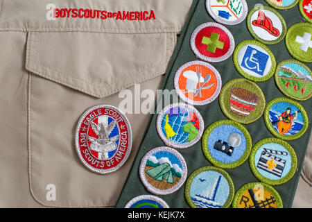 SAINT LOUIS, USA - 16. OKTOBER 2017: Eagle Patch und Merit badge Schärpe auf der Boy Scouts of America (BSA) Einheitliche Stockfoto