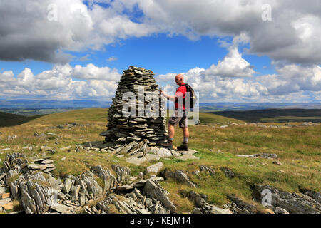 Walker in der Cairns auf Artle Crag, Branstree fiel, Haweswater Reservoir, Nationalpark Lake District, Cumbria County, England, UK. Branstree fiel Stockfoto