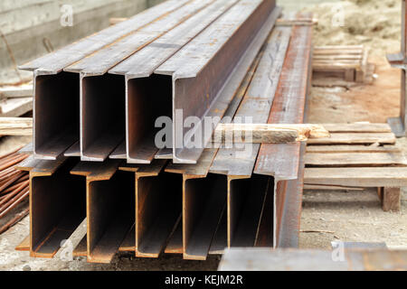 Metallverstrebungen liegen auf einer Holzpalette. im Freien Stockfoto